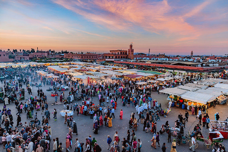 晚上Djemaa El Fna广场与库图比亚清真寺，马拉喀什，摩洛哥，北非